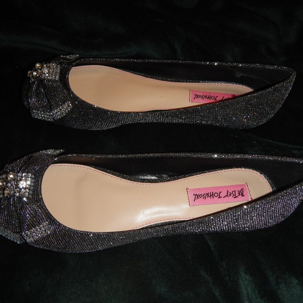 BEAUTIFUL BETSTY JOHNSON BOW SPARKLE FLATS SO MUCH GLAM NEW